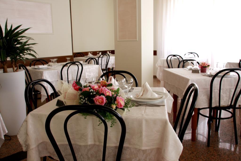 Hotel Astrid Cervia Exterior photo